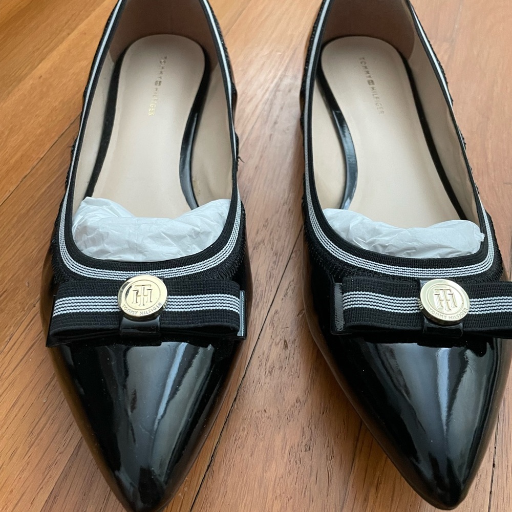 Tommy Hilfiger black flat with bow and coin detail